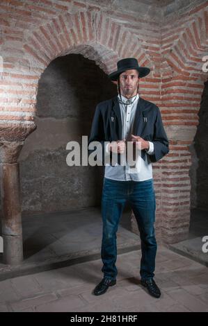 Dunkler Junge mit spanischer Flamenco-Verkleidung. Stockfoto