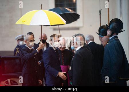 Vatikan. 26th. November 2021. Italien, Rom, Vatikan, 2021/11/26. Der französische Präsident Emmanuel Macron, flankiert vom Leiter des Päpstlichen Haushalts, Mons. Leonardo Sapienza, trifft im Vatikan mit Papst Franziskus zusammen. Foto von Alessia Giuliani/ Catholic Press Photo . BESCHRÄNKT AUF REDAKTIONELLE VERWENDUNG - KEIN MARKETING - KEINE WERBEKAMPAGNEN. Kredit: Unabhängige Fotoagentur/Alamy Live Nachrichten Stockfoto