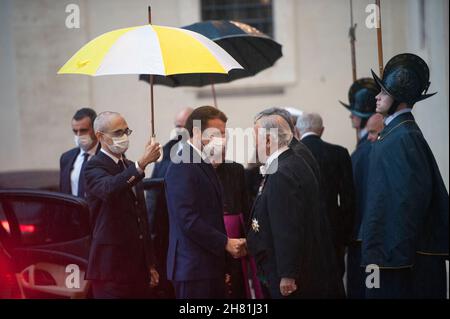 Vatikan. 26th. November 2021. Italien, Rom, Vatikan, 2021/11/26. Der französische Präsident Emmanuel Macron, flankiert vom Leiter des Päpstlichen Haushalts, Mons. Leonardo Sapienza, trifft im Vatikan mit Papst Franziskus zusammen. Foto von Alessia Giuliani/ Catholic Press Photo. BESCHRÄNKT AUF REDAKTIONELLE VERWENDUNG - KEIN MARKETING - KEINE WERBEKAMPAGNEN. Kredit: Unabhängige Fotoagentur/Alamy Live Nachrichten Stockfoto