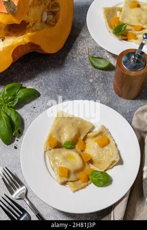 Hausgemachte italienische Kürbis Ricotta Ravioli auf einer grauen Steinplatte. Speicherplatz kopieren. Stockfoto