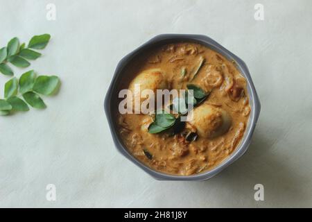 Eierlikelei. Gekochtes Ei in einer Soße aus Zwiebeltomatos und Gewürzen. Eine beliebte Beilage aus Südindien. Auch bekannt als Mutta-oder Anda-Arte. Schuss auf WH Stockfoto