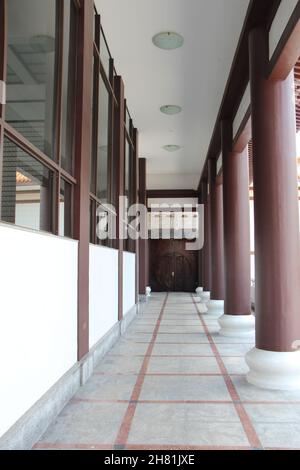 Buddhistischer Tempel zu Lai: Detail der Säulen im inneren Korridor. Cotia - São Paulo, Brasilien. Stockfoto