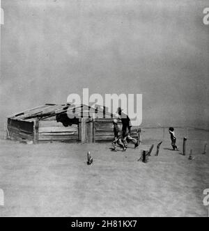 Arthur Rothstein Foto - Oklahoma-Farmer und Söhne, die angesichts eines Staubsturms spazieren - Cimarron County, Oklahoma. Stockfoto