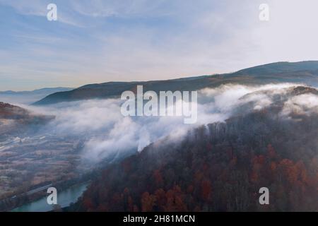 Blick auf den Wald vom Berg mit Morgennebel Stockfoto