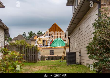 Schäden an Häusern in einer Alabama-Unterteilung durch einen Tornado im Frühjahr 2021 Stockfoto