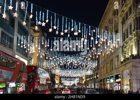 London, Großbritannien. 25th. November 2021. Weihnachtsbeleuchtung in der Oxford Street. Stockfoto