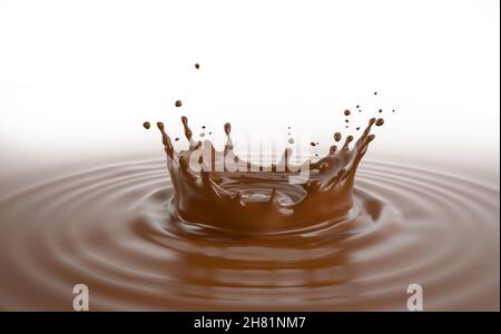 Flüssige Schokolade Krone spritzen mit Wellen. Seitenansicht. Auf weißem Hintergrund. Stockfoto