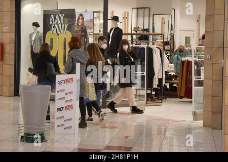 Rieti, Italien. 26th. November 2021. Rieti, 26. November 2021 Black Friday Shopping in Rieti Credit: Independent Photo Agency/Alamy Live News Stockfoto