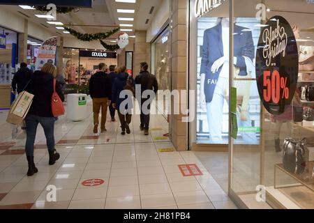 Rieti, Italien. 26th. November 2021. Rieti, 26. November 2021 Black Friday Shopping in Rieti Credit: Independent Photo Agency/Alamy Live News Stockfoto