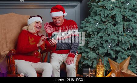 Ältere Familie, die Selfie auf dem Mobiltelefon macht und online Videoanruf zur Feier von Weihnachten kommuniziert Stockfoto