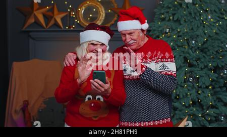 Reife Familie, die Selfie auf dem Mobiltelefon macht und online Videoanruf zur Weihnachtsfeier kommuniziert Stockfoto