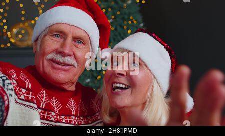 Reife Familie, die Selfie auf dem Mobiltelefon macht und online Videoanruf zur Weihnachtsfeier kommuniziert Stockfoto