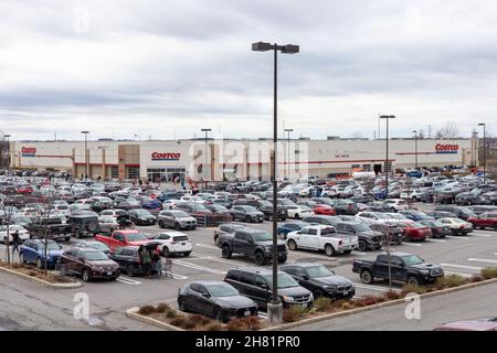 Parkplatz voller Autos in der Nähe von Costco Großhandelslager in Kanata, Kanada Stockfoto
