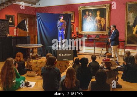 London, Großbritannien. 26th. November 2021. Oxford, Großbritannien. Die Roboterkünstlerin Ai-Da beantwortet Fragen von Kindern der Cheney School im Rahmen der Feierlichkeiten zum 700th. Todestag Dantes (1265–1321) im Ashmolean Museum, Oxford. Foto: Richard Gray/Alamy Live News Stockfoto