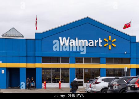 Eingang zum Walmart-Einzelhandelsgeschäft in Kanata, Ontario, Kanada Stockfoto