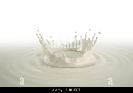 Milch gießt mit Krone Spritzer in Milch Pool mit Wellen. Nahaufnahme aus der Vogelperspektive. Stockfoto