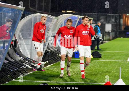 EINDHOVEN, NIEDERLANDE - 26. NOVEMBER: Thijs Oosting von AZ U23 und Peer Koopmeiners von AZ U23 vor dem niederländischen Keukenkampioendivisie-Spiel zwischen FC Eindhoven und Jong AZ Alkmaar im Jan Louwers Stadion am 26. November 2021 in Eindhoven, Niederlande (Foto: Joris Verwijst/Orange Picters) Quelle: Orange Pics BV/Alamy Live News Stockfoto