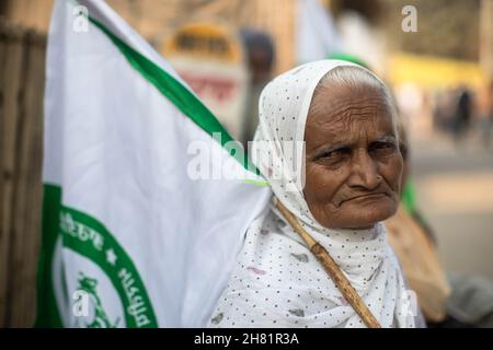 Neu Delhi, Neu Delhi, Indien. 26th. November 2021. Die Bauern versammeln sich zum ersten Jahrestag gegen das umstrittene Agrargesetz an der Grenze zu Singhu, Neu-Delhi. (Bild: © Vijay Pandey/ZUMA Press Wire) Bild: ZUMA Press, Inc./Alamy Live News Stockfoto