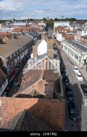 Blick von der Spitze des St Albans Clock Tower, mit Blick auf die Hauptstraße. St Albans, Hertfordshire, Großbritannien Stockfoto