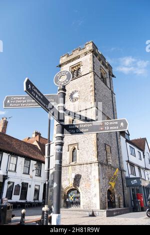 St Albans Uhrenturm und Touristenschild, St Albans, Hertfordshire, Großbritannien. Stockfoto