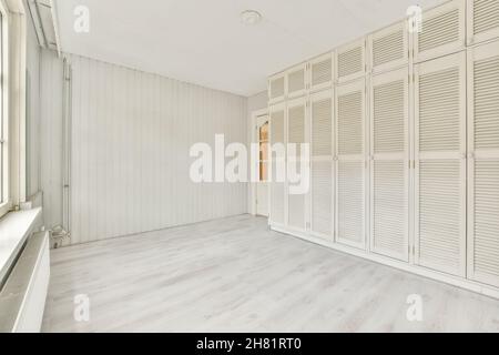 Geräumiges, helles Zimmer mit Wandschrank Stockfoto