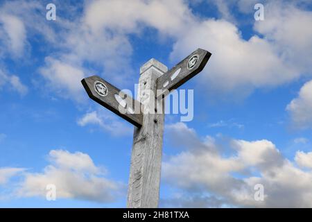 Ein Holzschild mit Wegmarkierungen auf dem Gritstone Trail, Cchesthire, England, Großbritannien Stockfoto