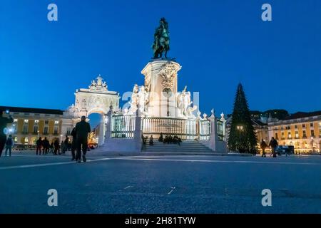 Lissabon, Portugal, historischer Stadtplatz bei Nacht, Place de Commerce, öffentliche Statue, König Jose, Weihnachtsbaum, lissabon Illustration Stadt, 'Nebensaison » Tourismus Lissabon allgemeine Ansicht Stockfoto