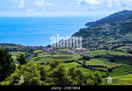 Dorf Faial da Terra, Insel São Miguel, Azoren, Açores, Portugal, Europa. Blick vom Miradouro do Pico Longo. Stockfoto