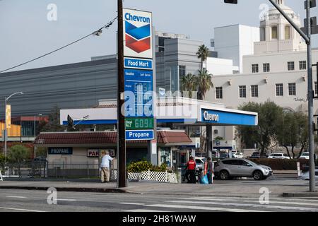 Los Angeles, CA USA - 19. November 2021: Gaspreise bei über sechs Dollar pro Gallone an einer Chevron-Station in Los Angeles Stockfoto