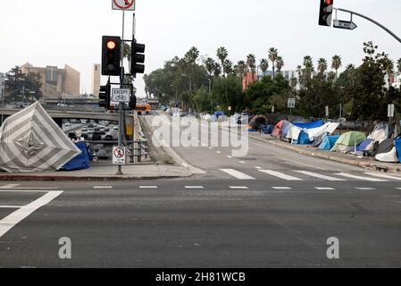 Los Angeles, CA USA - 19. November 2021: Ein Obdachlosenlager entlang der Autobahn 101 in der Innenstadt von Los Angeles Stockfoto