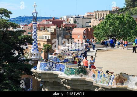 BARCELONA, SPANIEN - 13. MAI 2017: Dies ist eine Serpentinenbank auf dem Naturplatz im Guell Park. Stockfoto