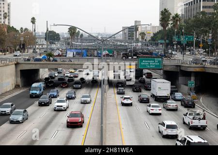 Los Angeles, CA USA - 19. November 2021: Ein Obdachlosenlager über der Hollywood-Autobahn in der Innenstadt von Los Angeles Stockfoto