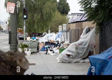 Los Angeles, CA USA - 19. November 2021: Ein Obdachlosenlager auf einem Bürgersteig in der Innenstadt von Los Angeles Stockfoto