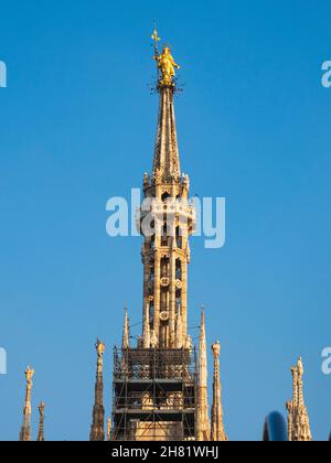 Mailand, Lombardei, Italien. Dezember 2019. Steinstatue der Madonna, in Italien „La Madonnina“ genannt, auf der Kathedrale von Mailand Stockfoto