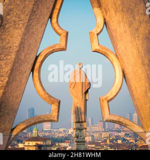 Mailand, Lombardei, Italien. Dezember 2019. Rückansicht einer der Steinstatuen auf den Terrassen des Mailänder Doms Stockfoto