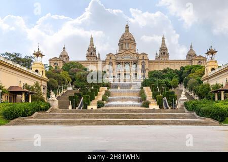 Das Nationalmuseum für Kunst von Katalonien, auch bekannt unter der Abkürzung MNAC, befindet sich in der Stadt Barcelona, Katalonien, Spanien Stockfoto