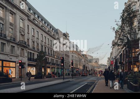 London, Großbritannien - 23. November 2021: Regent Street, eine große Einkaufsstraße im West End von London, dekoriert mit riesigen hängenden Engel Weihnachtsbeleuchtung, Stockfoto