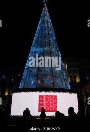 Mailand, Lombardei, Italien. Dezember 2019. Nachtansicht eines großen Weihnachtsbaums mit blauen Lichtern auf dem Mailänder Duomo-Platz. Stockfoto