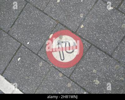 Rotes rundes Rauchverbot-Schild auf dem Boden des Bürgersteiges Stockfoto