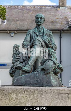 DORCHESTER, VEREINIGTES KÖNIGREICH - 25. Okt 2021: Eine vertikale Aufnahme der Skulptur von Thomas Hardy von Eric Henri Kennington in Dorchester Stockfoto