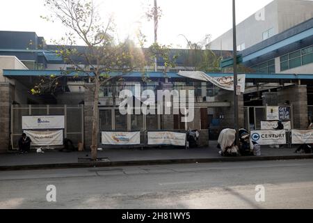 Los Angeles, CA USA - 20. November 2021: Die Midnight Mission für Obdachlose im Skid Row District von Los Angeles Stockfoto