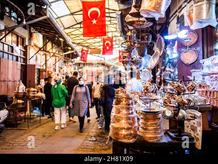 GAZIANTEP, TÜRKEI - 24. OKTOBER 2021: Kupferschmied-Basar von Gaziantep (Türkisch: Bakircilar Carsisi). Handgefertigte Kupferprodukte und Einkaufszentrum. Sein Stockfoto