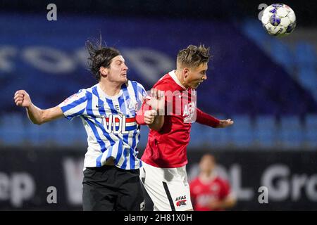 EINDHOVEN, NIEDERLANDE - 26. NOVEMBER: Maarten Peijnenburg vom FC Eindhoven, Jelle Duin von AZ U23 während des niederländischen Keukenkampioendivisie-Spiels zwischen dem FC Eindhoven und Jong AZ Alkmaar im Jan Louwers Stadion am 26. November 2021 in Eindhoven, Niederlande (Foto: Joris Verwijst/Orange Picics) Credit: Orange Pics BV/Alamy Live News Stockfoto