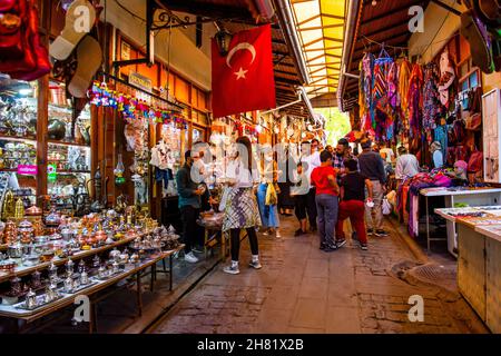 GAZIANTEP, TÜRKEI - 24. OKTOBER 2021: Kupferschmied-Basar von Gaziantep (Türkisch: Bakircilar Carsisi). Handgefertigte Kupferprodukte und Einkaufszentrum. Sein Stockfoto