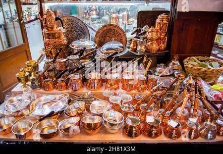 Kupferschmied-Basar von Gaziantep (Türkisch: Bakircilar Carsisi). Handgefertigte Kupferprodukte und Einkaufszentrum. Historisches Coppersmith Einkaufszentrum. Stockfoto