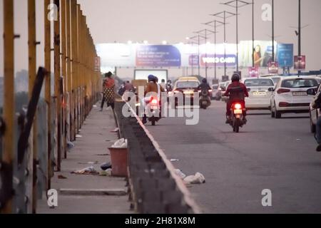 Thrash, Müll und Müll auf der Straßenseite auf einer belebten Straße in Delhi, was die Unsauberkeit zeigt, die das swach bharat-Programm versucht Stockfoto