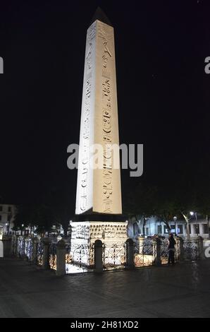 Der Obelisk von Theodosius am Abend im Sultanahmet Park. Stockfoto