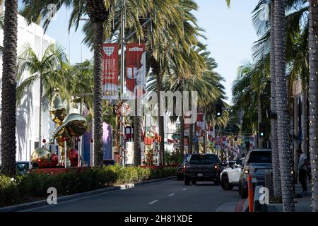 Beverly Hills, CA USA - 25. November 2021: Der Rodeo Drive nimmt festliche Farben und Weihnachtsdekorationen für die Feiertage an Stockfoto