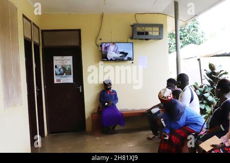 Wakiso, Uganda. 26th. November 2021. Am 26. November 2021 schauen die Menschen im Wagagai Health Center im Wakiso District, Uganda, Satellitenfernsehen. Über 900 Dörfer in Uganda wurden per Satellitenfernsehen mit der Welt verbunden. Sie sind Teil eines Projekts, das China 2015 auf dem Forum über die Zusammenarbeit zwischen China und Afrika in Johannesburg, Südafrika, versprochen hat, 10.000 afrikanische Dörfer mit dem Satellitenfernsehen zu verbinden. Quelle: Zhang Gaiping/Xinhua/Alamy Live News Stockfoto