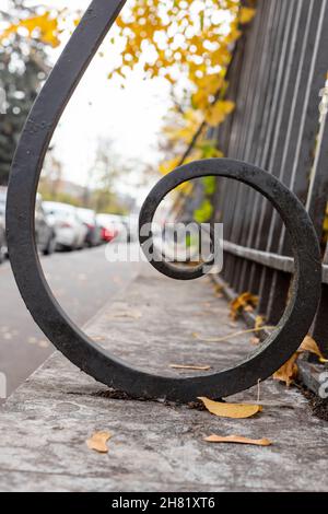 Schwarz geschmiedete Metallzaun Details, Nahaufnahme mit selektivem Fokus. Klassische Architektur der Sankt-Petersburger Altstadt, Russland Stockfoto